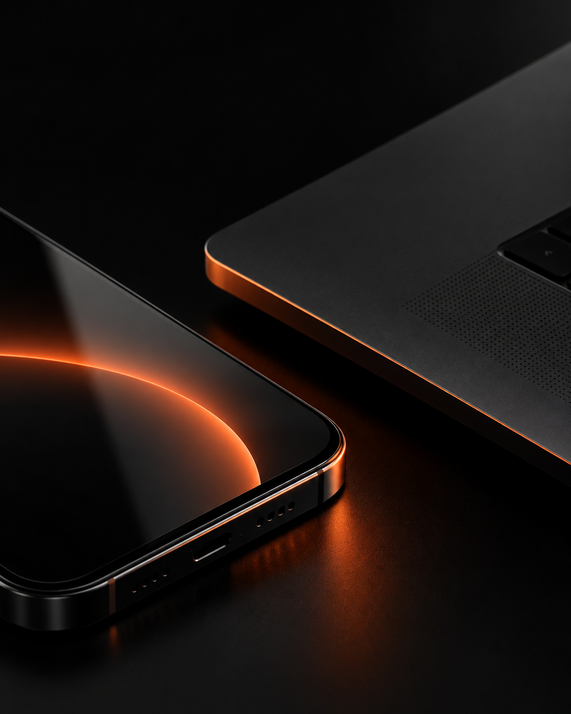 Détail rapproché de surfaces numériques noires éclairées d’orange